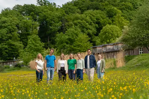 Eine Gruppevon Leute in einem Feld