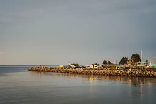 Ein Hafen direkt am Meer in der Normandie
