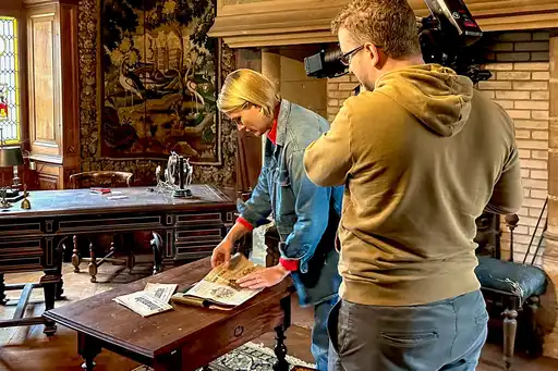 Judith Rakers vor der Kamera im Burgund