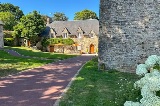 Roter Gartenweg führt zum Landhaus in der Normandie