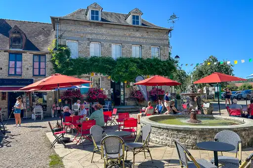 Eine schöne Terrasse von einem Restaurant in der Normandie