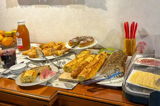 Reich gedeckter Frühstückstisch in der Normandie