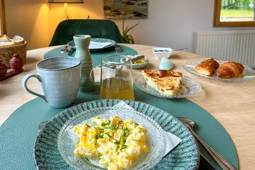 Mit Frühstück gedeckter Tisch in der Normandie