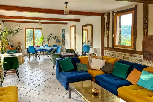Großer Raum mit Tischen und Sofas in der Normandie