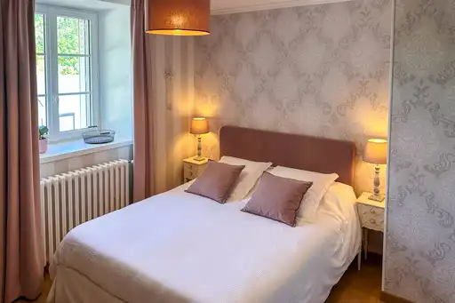 Großes Bett im Zimmer des Landhauses in der Normandie