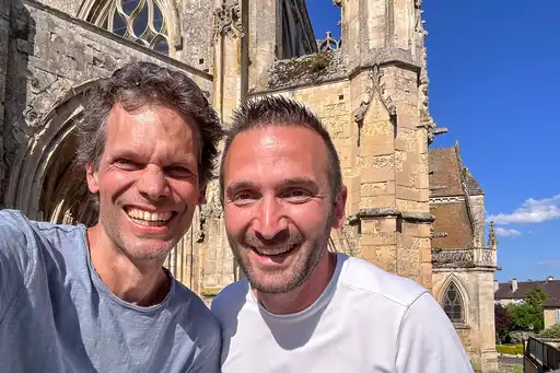 Zwei Männer stehen vor einer Kirche