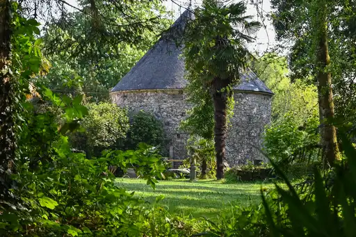 Ein Turm im Garten einer Unterkunft in der Normandie