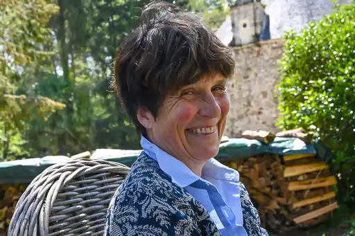 Eine Frau lacht