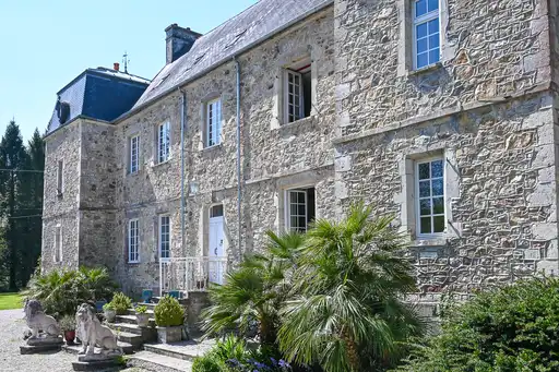 Eine Schlossfassade in der Normandie