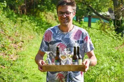 Der Gastgeber trägt ein Tablet mit Wein in der Normandie
