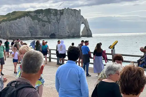 normandie-etretat-touristen