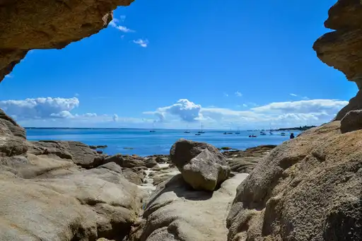 bretagne-landschaft-felsen-meer