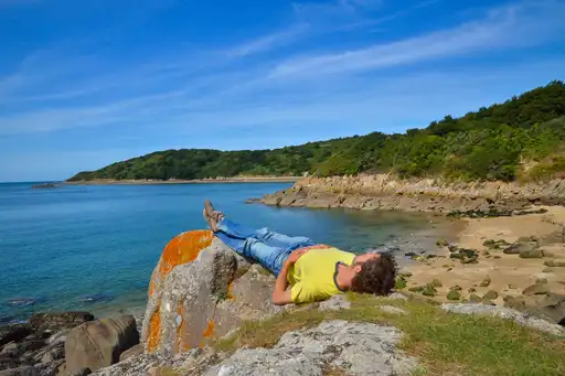 bretagne-landschaft-wandern-pause-sonne