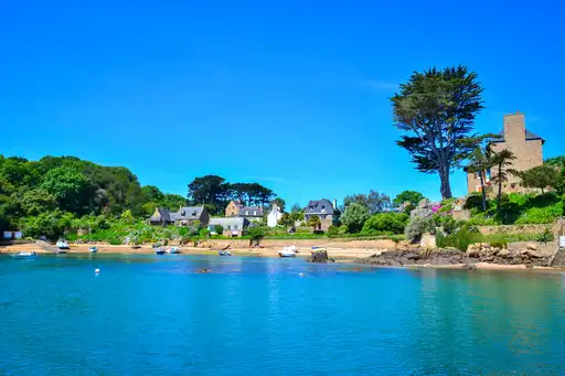 bretagne-landschaft-bucht-sonnenschein