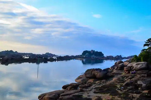 bretagne-landschaft-felsen
