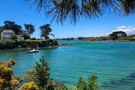 bretagne-landschaft-bucht-wasser