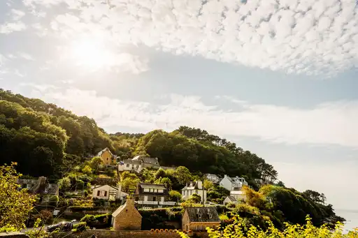 bretagne-landschaft-dorf-berg