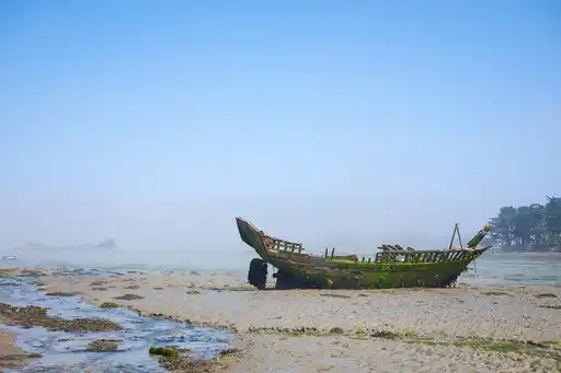 bretagne-landschaft-schiff-nebel