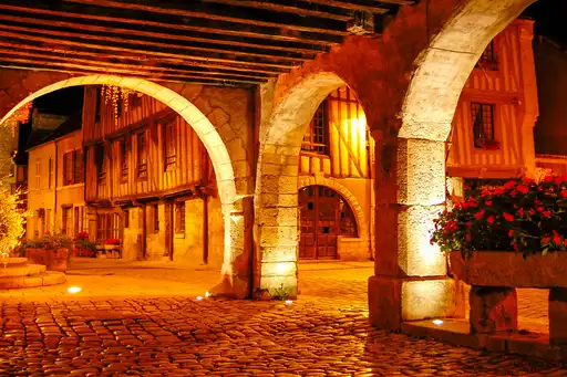 burgund-architektur-noyers