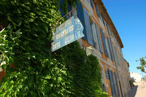 Ein altes blaues Schild für Gästezimmer im Burgund