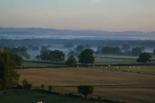 burgund-landschaft-nebel