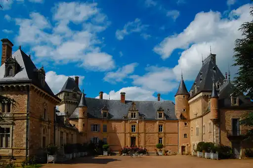 burgund-unterkünfte-schloss-innenhof