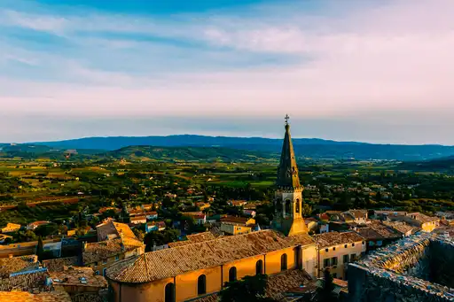 provence-architektur-dorf-sonnenuntergang