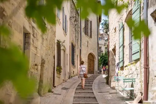provence-architektur-gasse-dorf