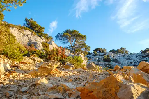 provence-landschaft-felsen