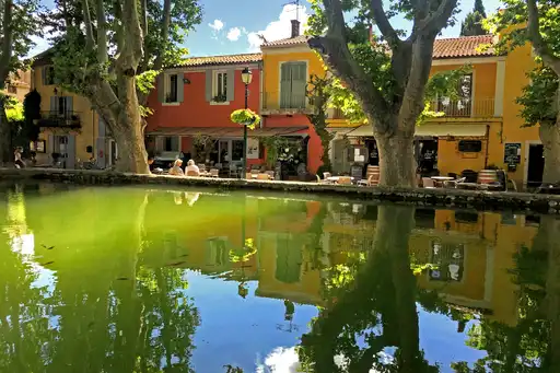 provence-rundreise-dorf-restaurant