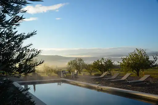 provence-unterkünfte-pool-liegen