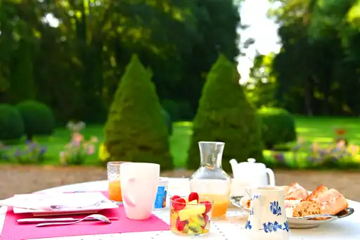 Ein gut gedeckter Frühstückstisch im Garten des Landguts im Burgund