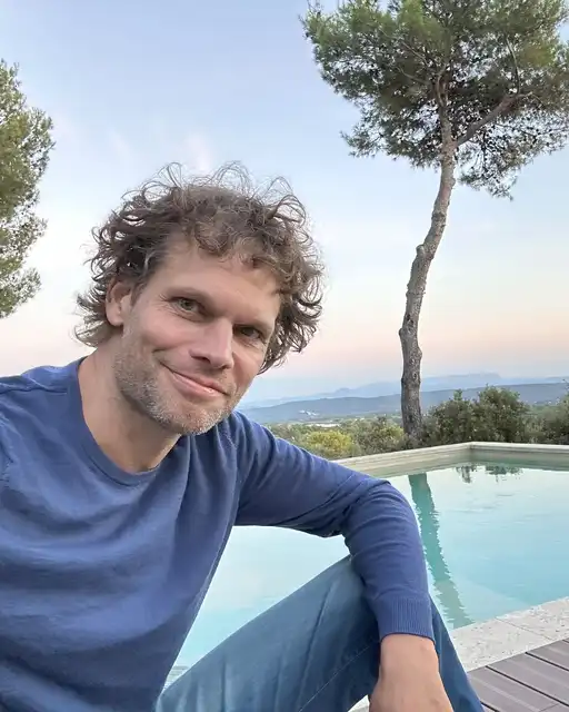 Thomas vor Pool Provence Unterkunft