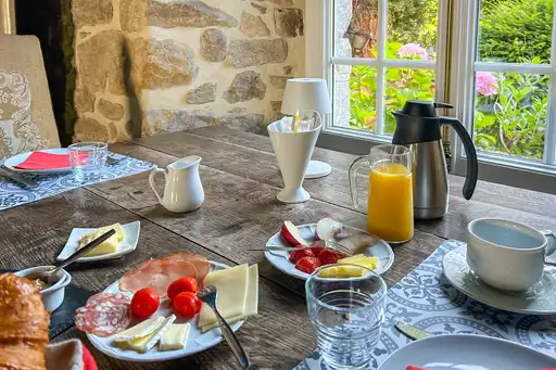 Ein leckeres Frühstück in einer Unterkunft in der Normandie