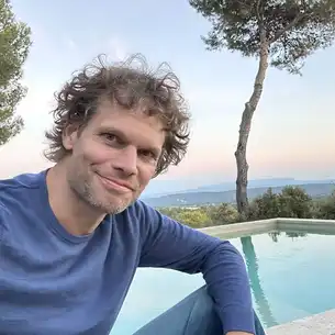 Thomas vor Pool Provence Unterkunft