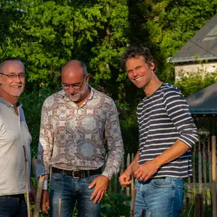 Thomas steht mit den Gastgebern lächelnd im Garten des Gutshofs in der Loire
