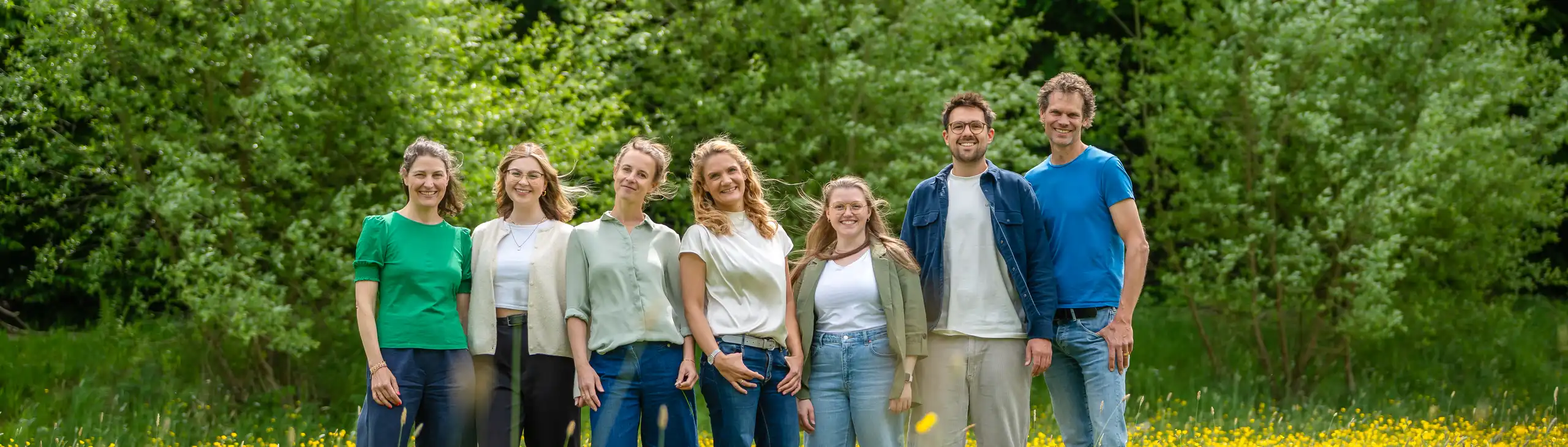France Naturelle Team auf einer blühenden Wiese