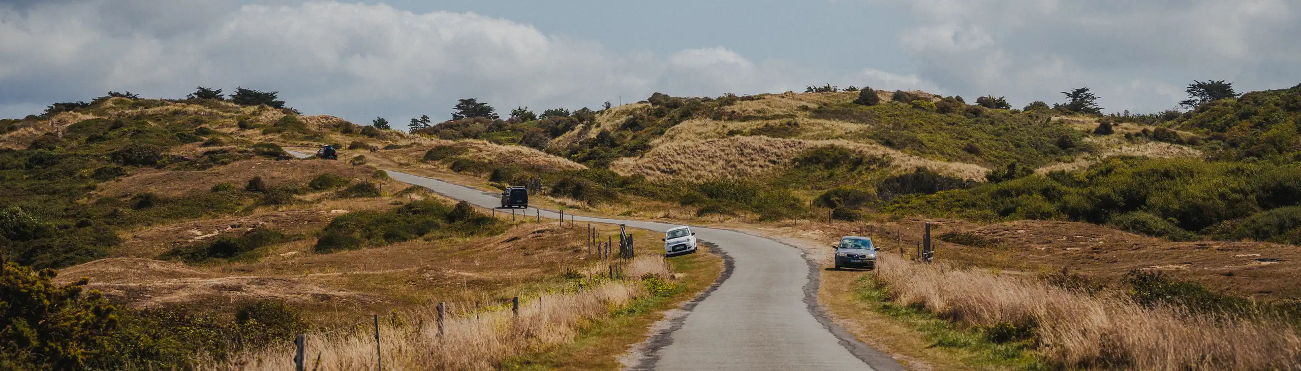 Eine szenische Landstraße in der Normandie