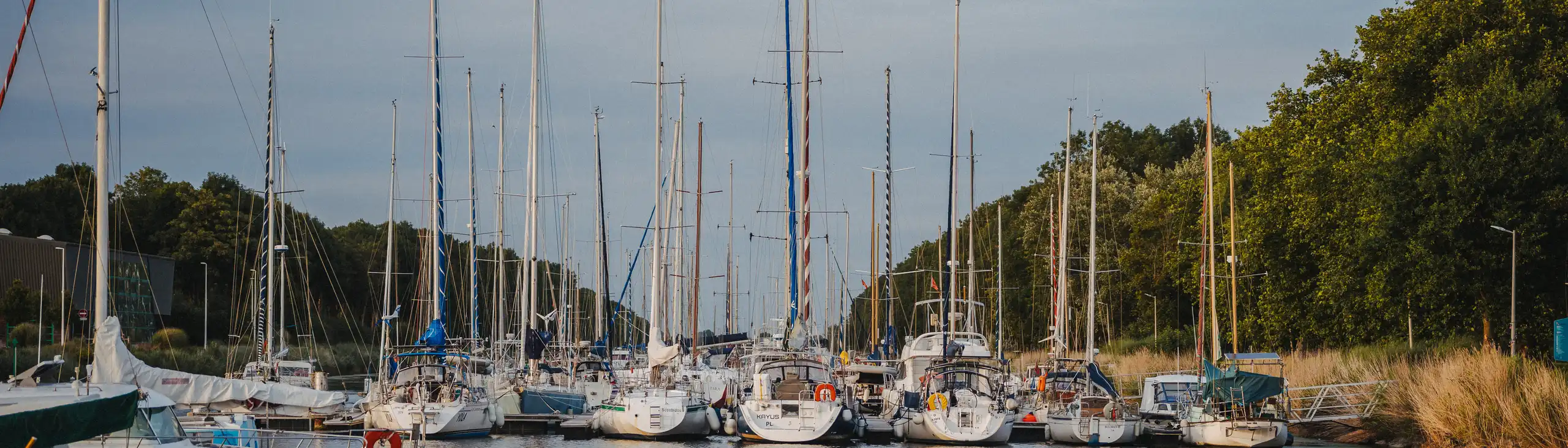 Ein Hafen in der Normandie mit vielen Segelschiffen
