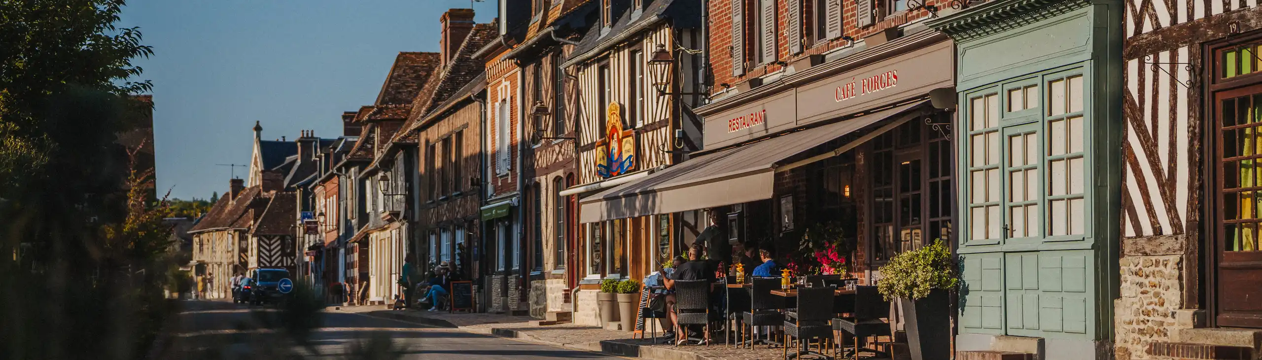 Eine Straße mit Fachwerkhäusern in der Normandie
