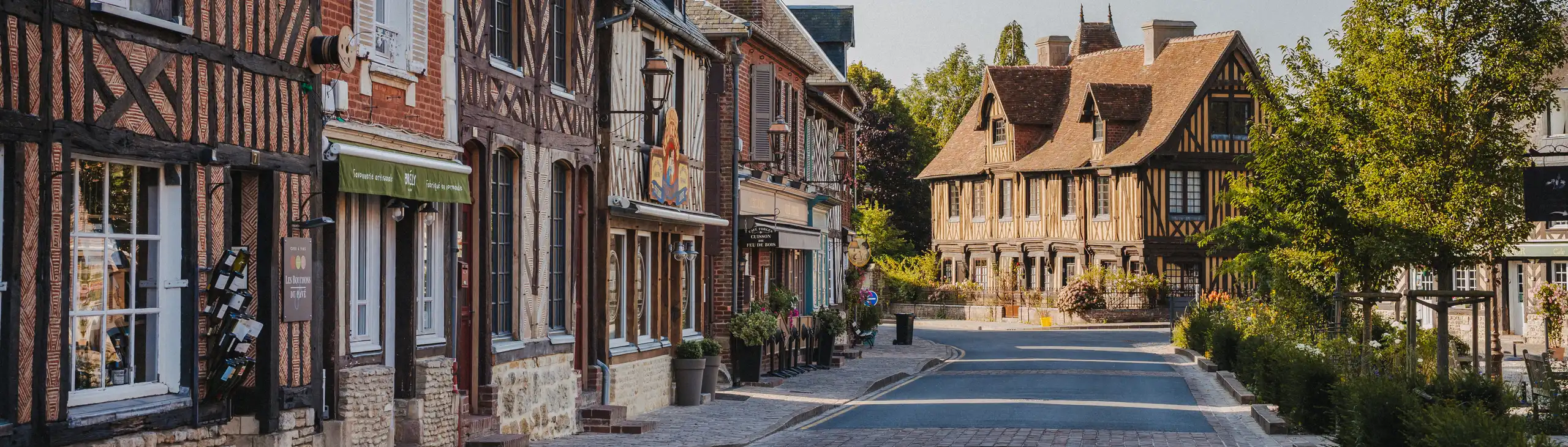 Straße mit vielen Fachwerkhäusern in der Normandie