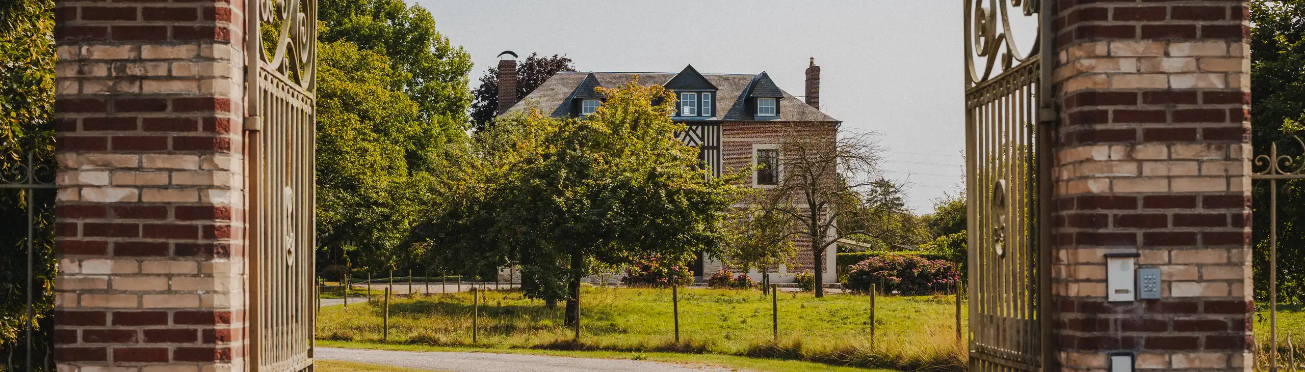 Großes imposantes Eingangstor eines Herrenhauses in der Normandie