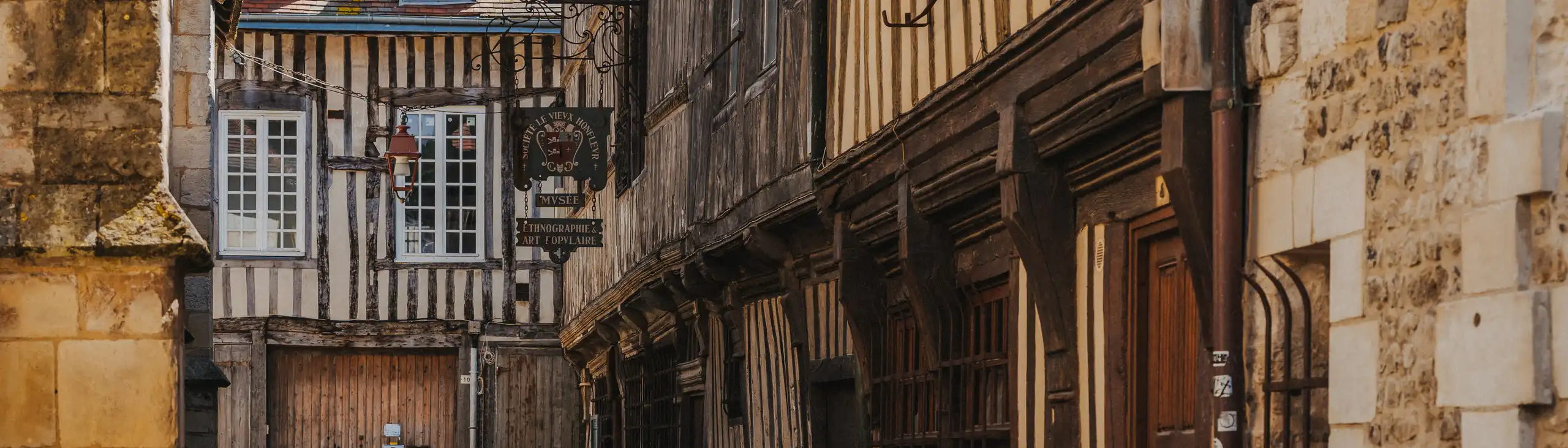 kleine Straße mit Fachwerkhäusern in der Normandie