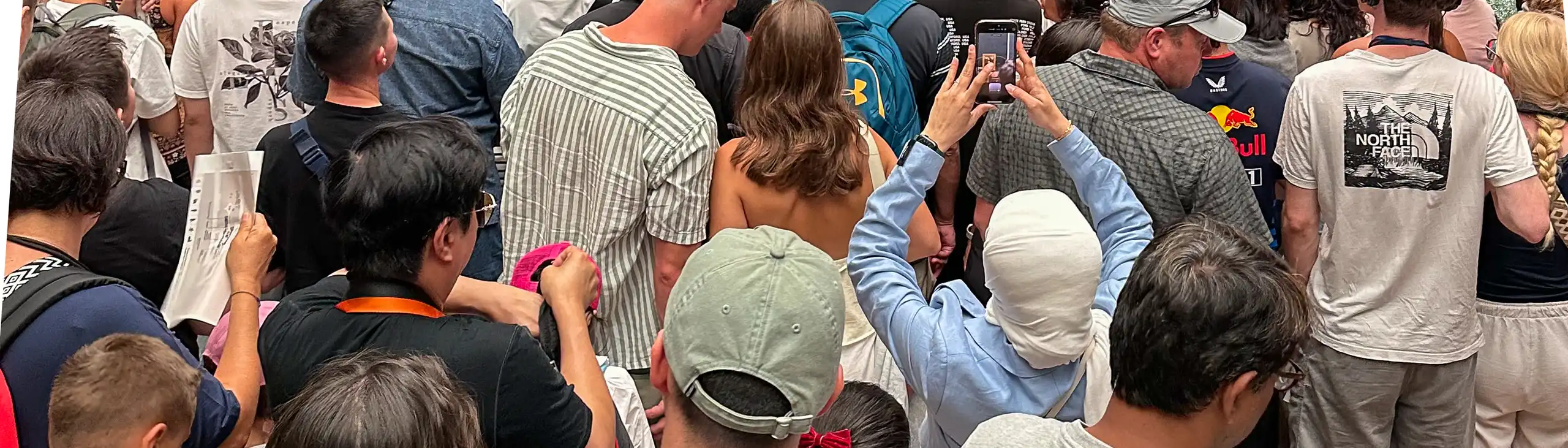 Die MonaLisa im Louvre mit vielen Touristen die das Gemälde betrachten