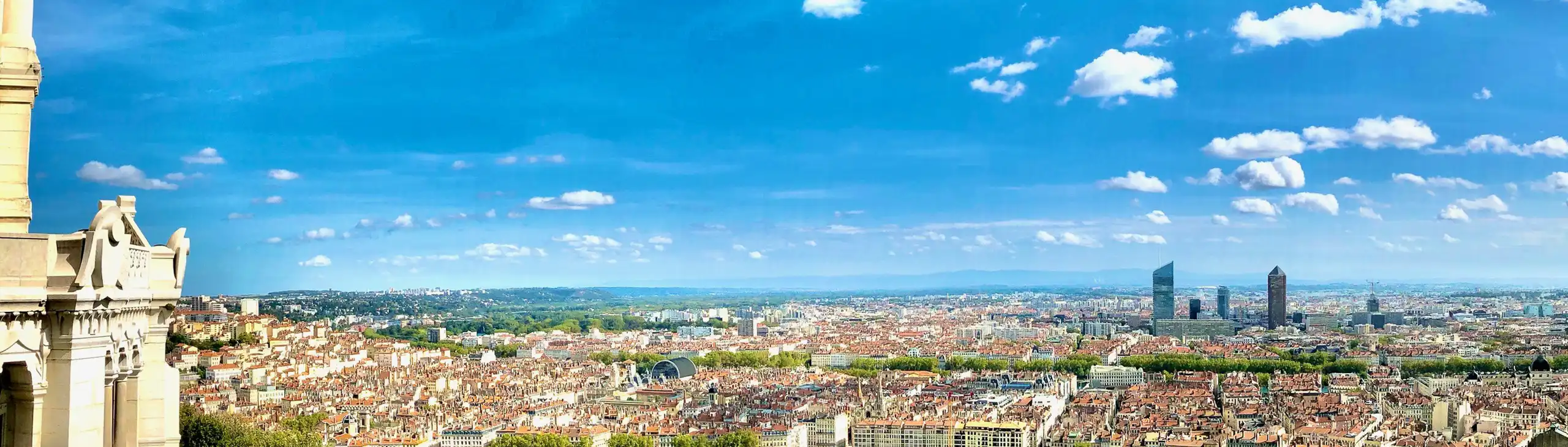 Ausblick über die Stadt Lyon von einem Aussichtspunkt bei strahlend blauem Himmel