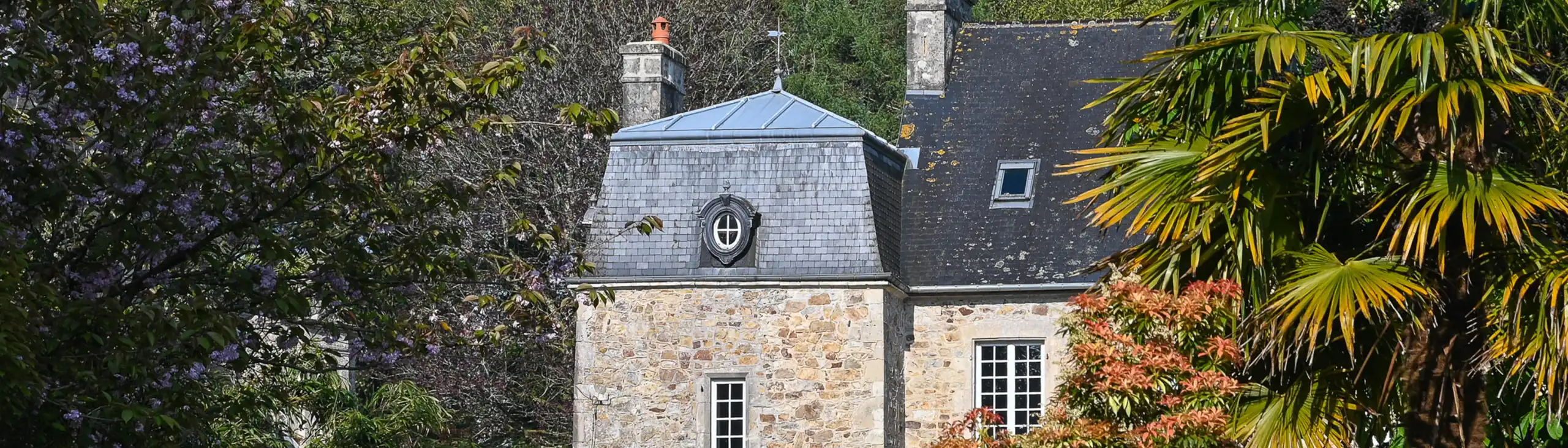 Ein Schloss von außen mit Garten in der Normandie