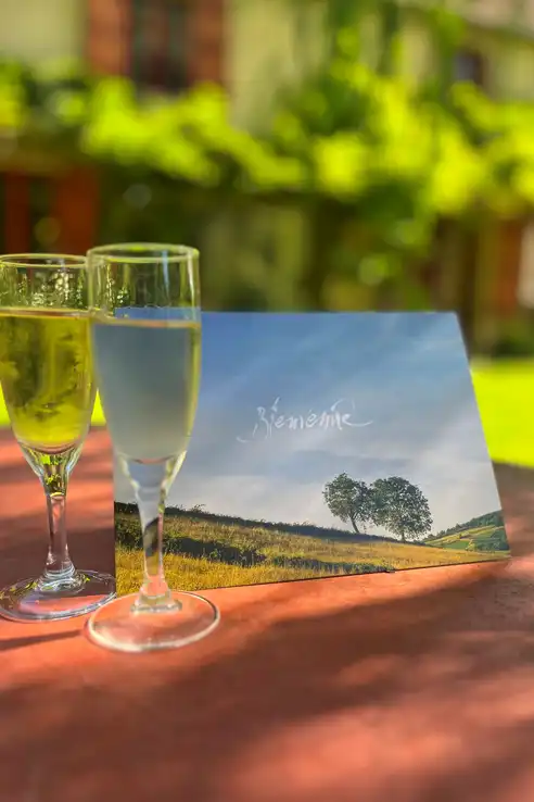 Ein Glas Crement mit der Willkommenskarte Burgund