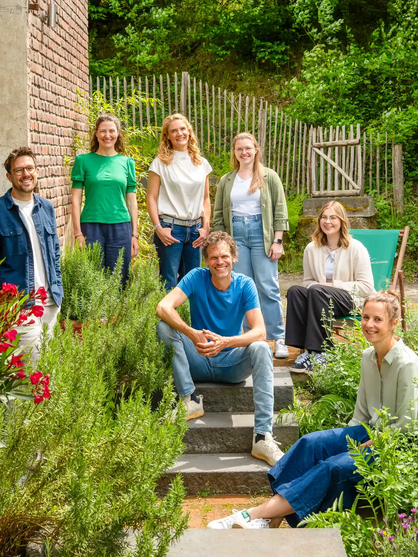 Das Team von France Naturelle auf der Treppe vor dem Büro