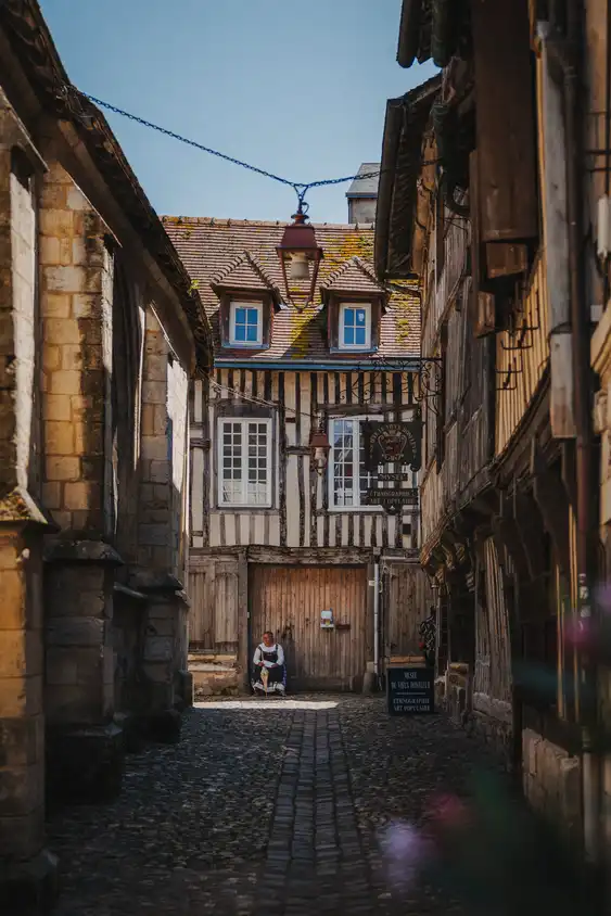 Ein kleine Straße mit Fachwerkhäusern in der Normandie