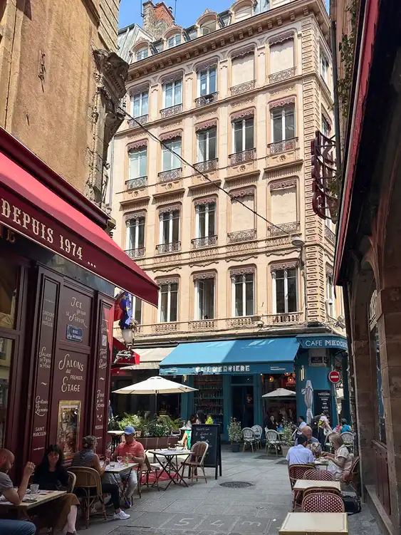 eine idyllische kleine Gasse in der Altstadt von Lyon